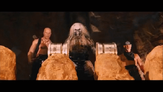 Immortan Joe controlando el agua