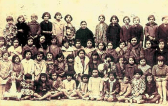 Manuela Blasco con sus alumnos. Libro de las comarcas.