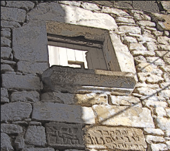 Tom Yob. Lápida y ventana