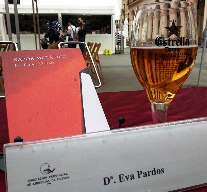 Sabor metálico y una cerveza. Recortada